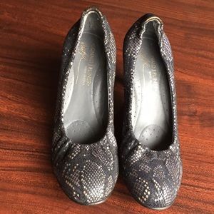 New Donald J. Pliner snakesin heels size 7